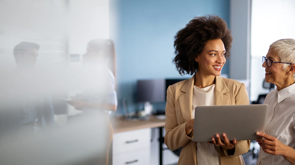 zwei Frauen nutzen CRM