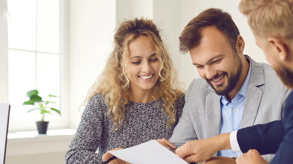 Business Mitarbeiter kümmert sich um Kunden