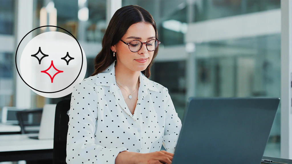 Frau sitzt im Büro am Rechner. Daneben ein Icons, das KI Funktionen visualisiert.