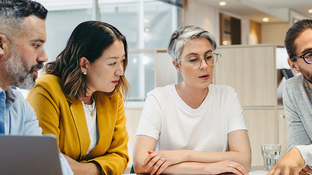 Personen sprechen über verschiedene CRM Branchen