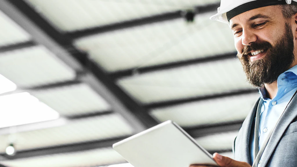 Ingenieur arbeitet an Laptop