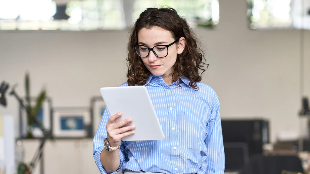Frau an Tablet nutzt digitalen, intelligenten Assistenten AIA