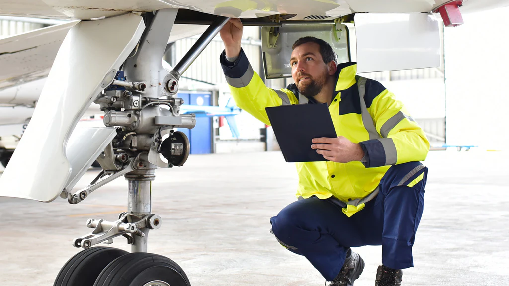 Luftfahrttechniker bei der Arbeit