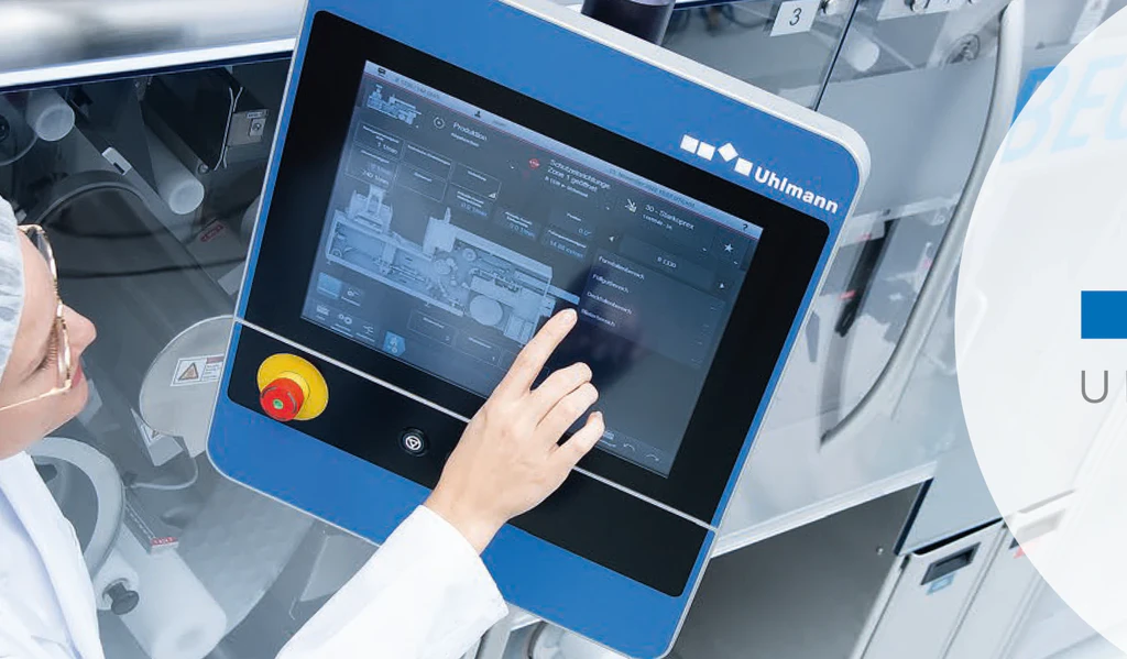 Uhlmann Pac Systeme Frau an Maschine