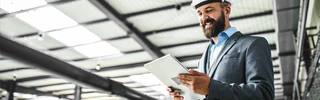 Ingenieur arbeitet an IPad