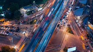 belebte Straße mit Autos und Lichtern