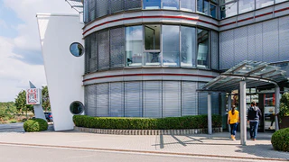 CAS Campus Eingang Gebäude