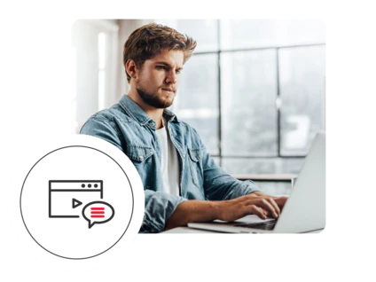 Mann an Laptop sieht sich Webinare an