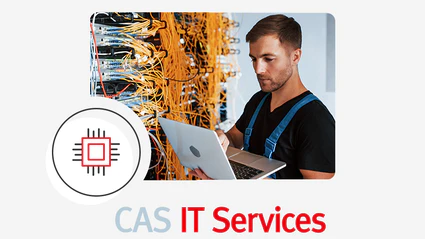 Mann wartet Server mit CAS IT-Services