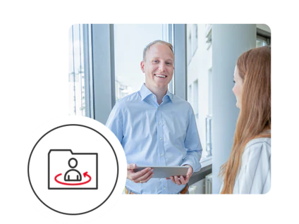 Person mit Tablet nutzt Kanzlei CRM