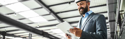 Ingenieur arbeitet an IPad