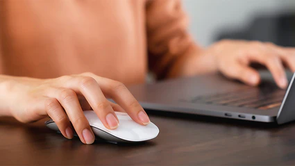 Hand bedient CRM Einführung am Computer