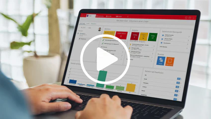 Hand schreibt am Laptop