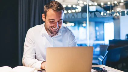 Mann sitzt an Rechner und nutzt CRM-System