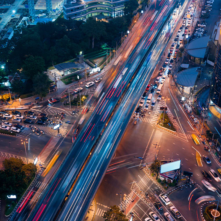 belebte Straße mit Autos und Lichtern