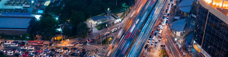 belebte Straße mit Autos und Lichtern