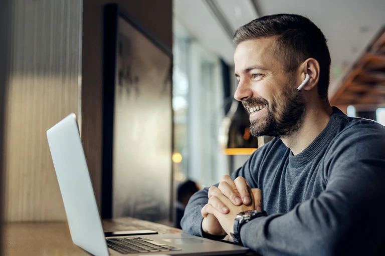 Mann arbeitet an Laptop
