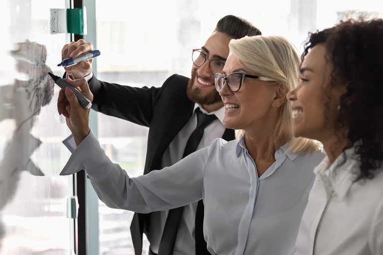 Team entwirft Marketingstrategie