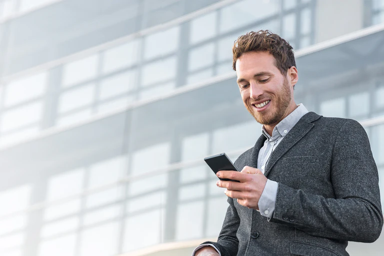 Person nutzt mobiles CRM