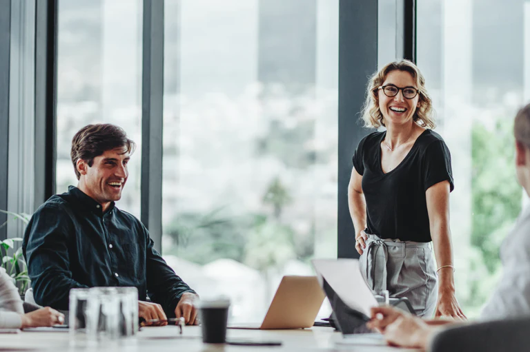 Gruppe von Menschen im Gespräch über Social CRM