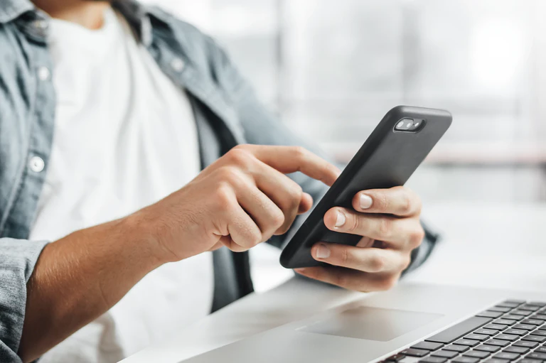 Person verwendet Telefon