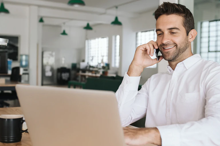 Mann individualisiert Software am Laptop