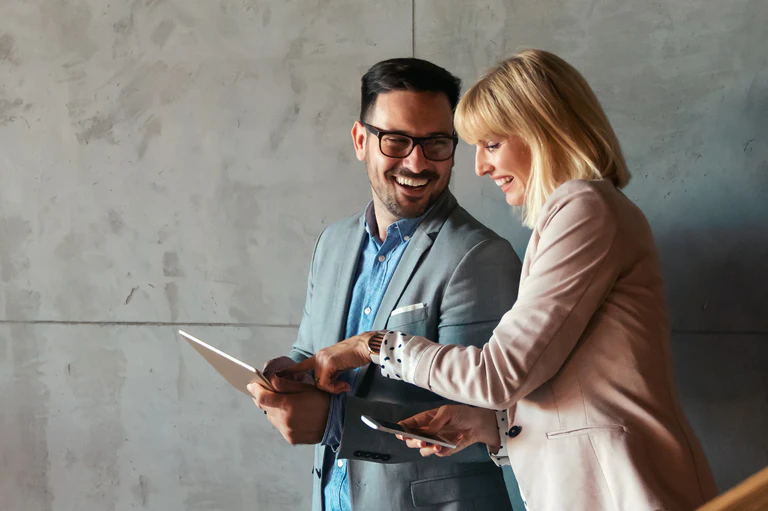 Zwei Personen kommunizieren und nutzen CRM