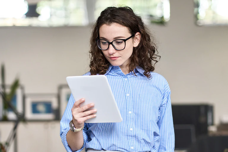 Frau an Tablet nutzt digitalen, intelligenten Assistenten AIA