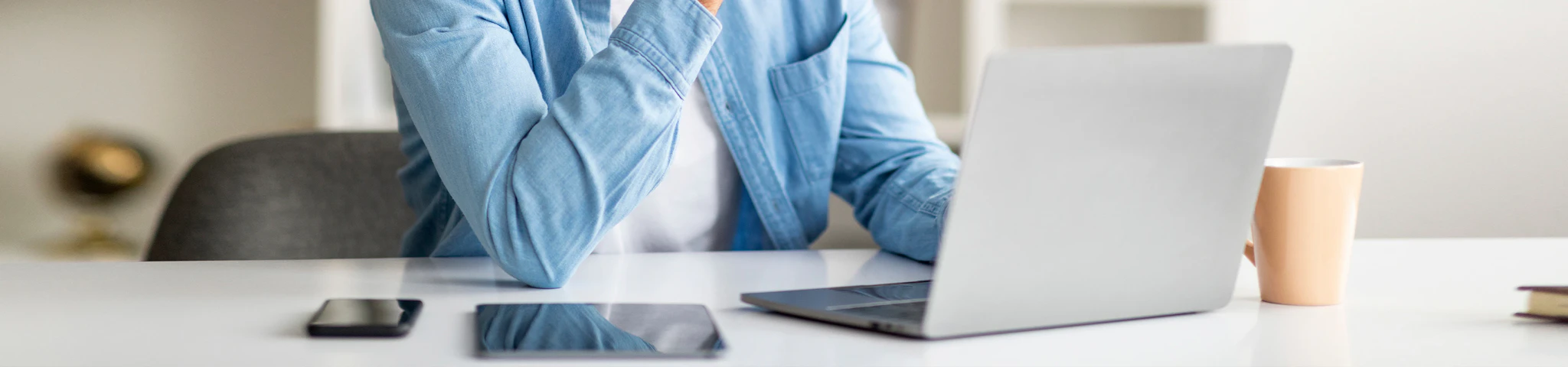 Person nutzt CAS CRM und CPQ Software an verschiedenen Geräten