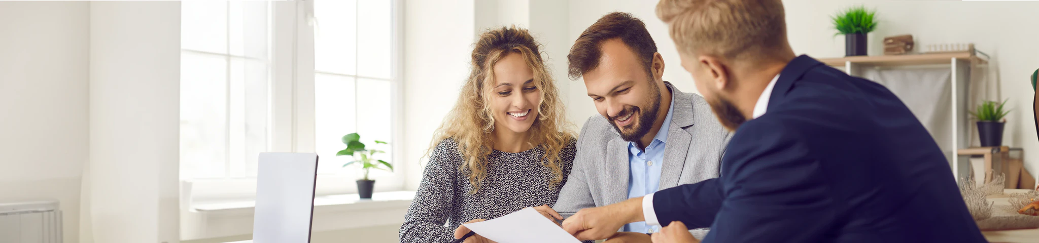 Business Mitarbeiter kümmert sich um Kunden