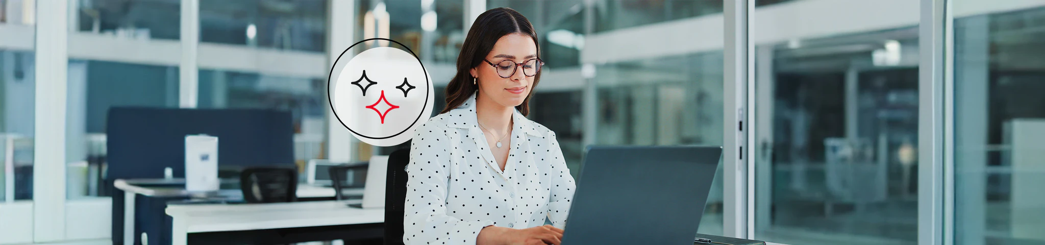 Frau sitzt im Büro am Rechner. Daneben ein Icons, das KI Funktionen visualisiert.