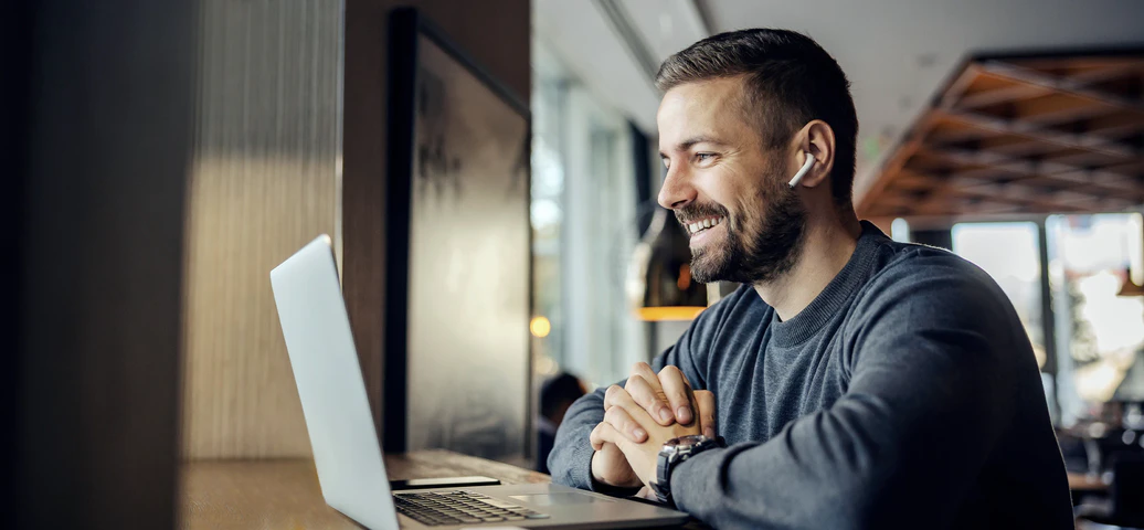 Mann arbeitet an Laptop