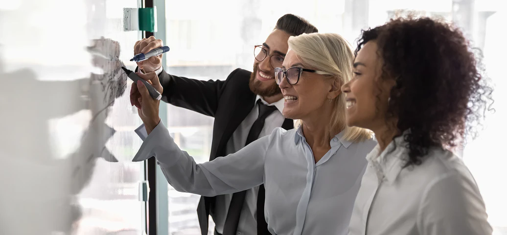 Team entwirft Marketingstrategie