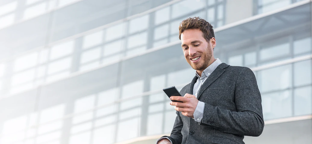Person nutzt mobiles CRM