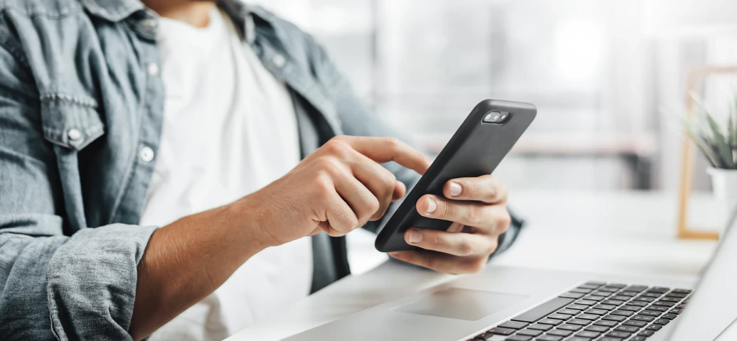 Person verwendet Telefon
