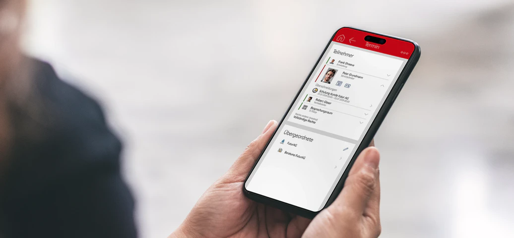 Person verwaltet Termine an mobilem Endgerät