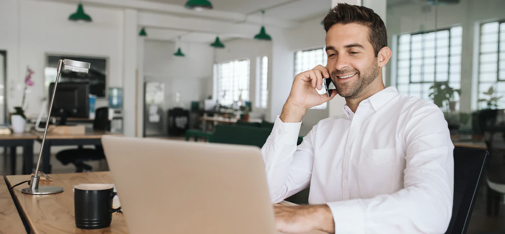 Mann individualisiert Software am Laptop