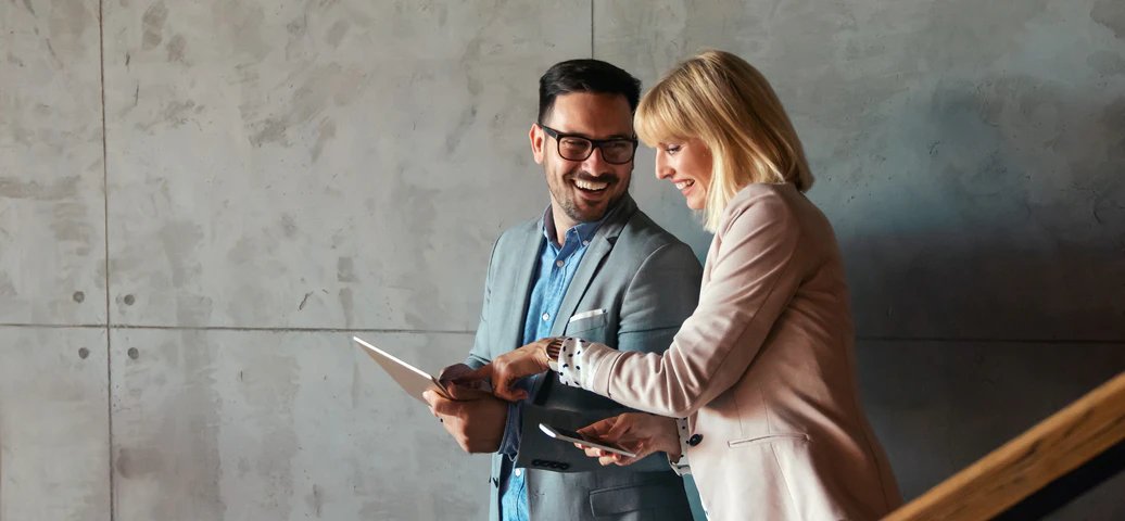 Zwei Personen kommunizieren und nutzen CRM