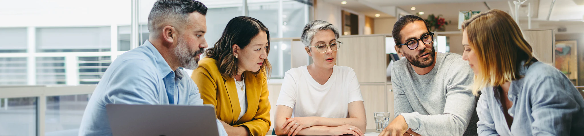 Personen sprechen über verschiedene CRM Branchen
