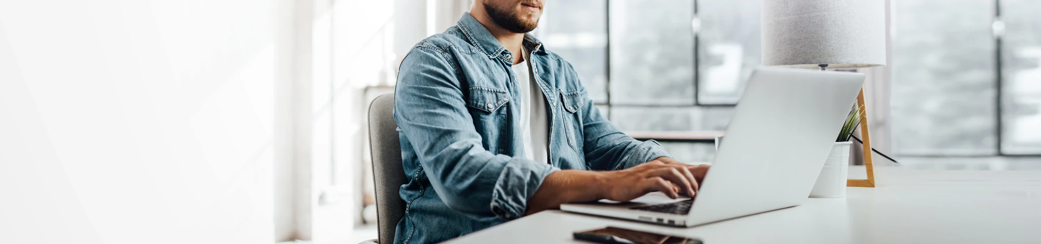 Person am Rechner such Informationen zu CRM, xRM, CPQ und AIA