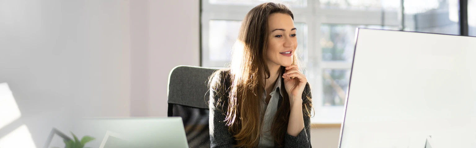 Verwaltungsangestellte arbeitet am Computer