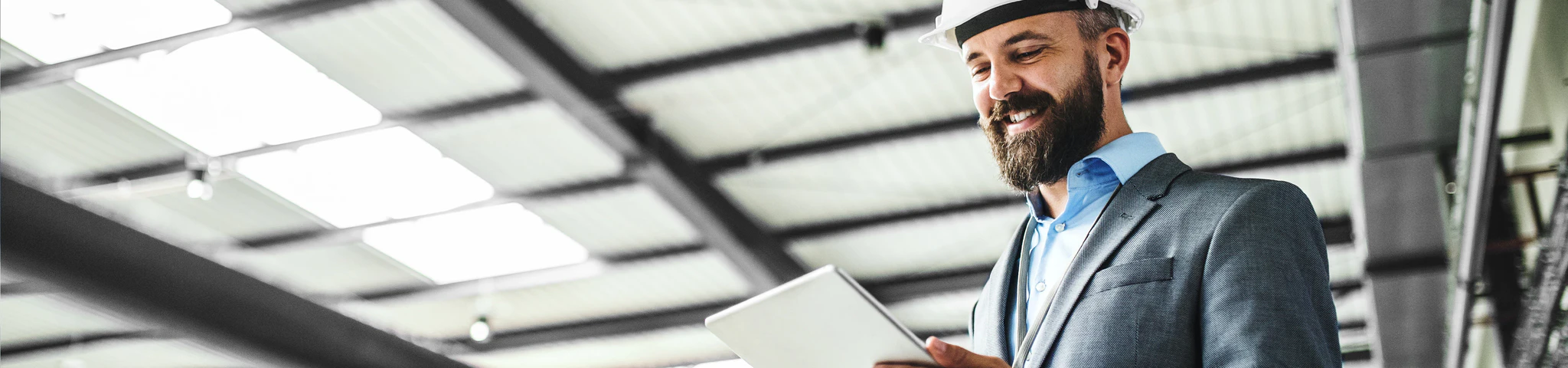Ingenieur arbeitet an Laptop