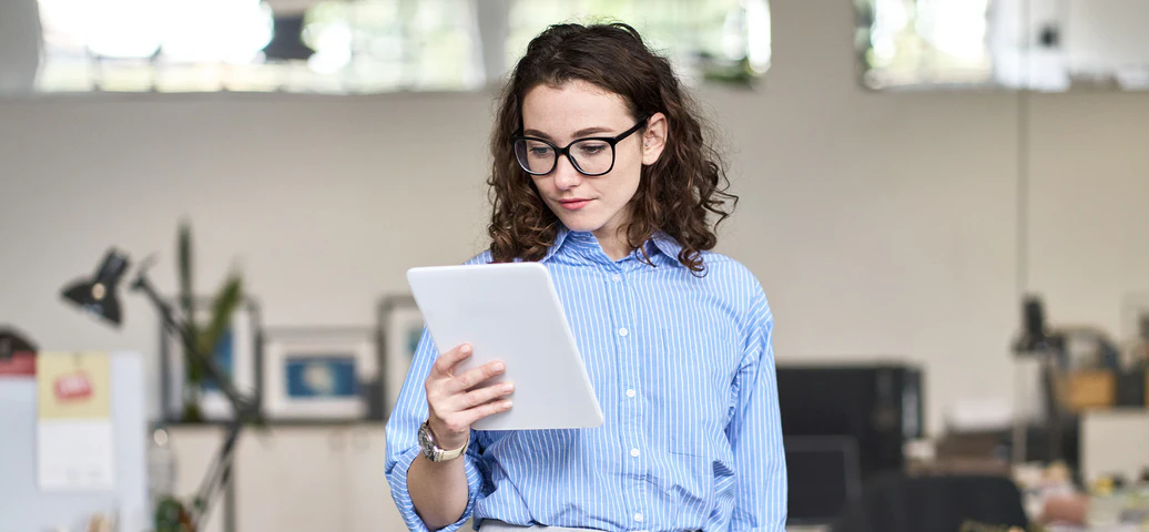 Frau an Tablet nutzt digitalen, intelligenten Assistenten AIA