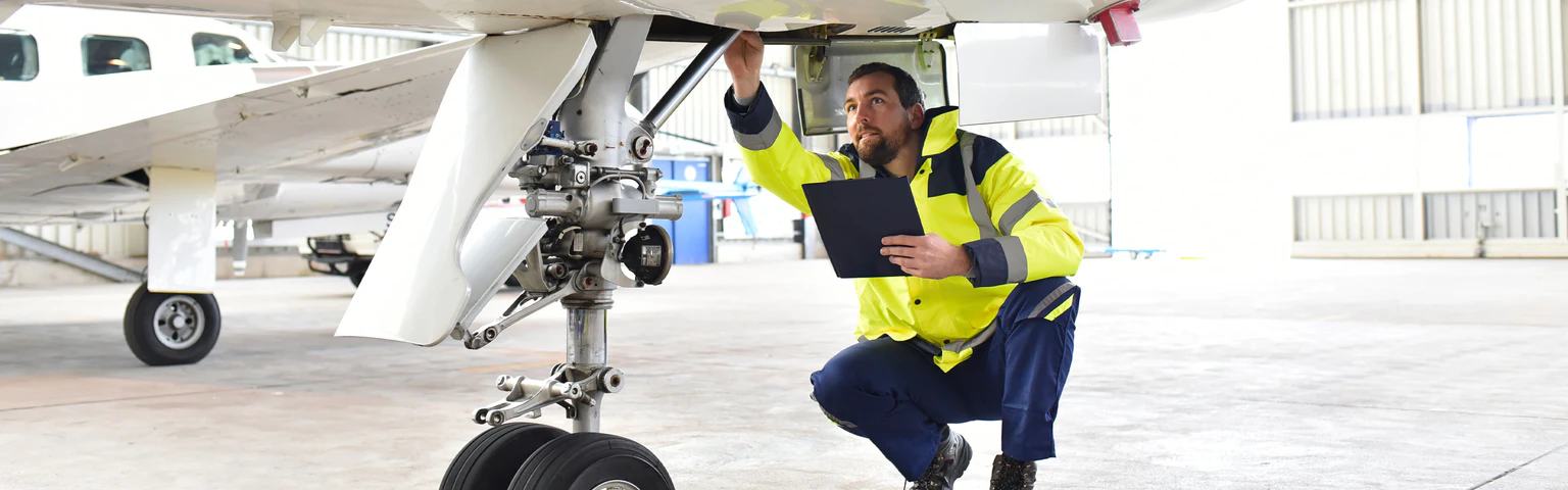 Luftfahrttechniker bei der Arbeit